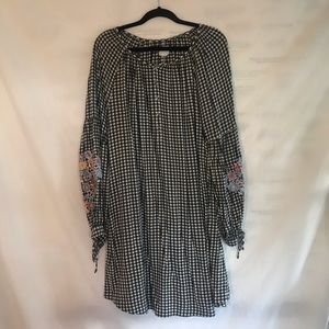 Checked dress with embroidered sleeves